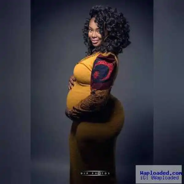 Stunning photo of pregnant Nigerian lady with huge bum causes stir on Instagram